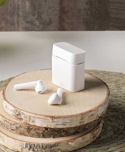 Ergonomske ušesne slušalke UVC True Wireless s samodejnim združevanjem zagotavljajo več kot 3 ure poslušanja.  Polnilna torbica ponuja edinstveno funkcijo: ušesne čepke preprosto postavite v polnilno torbico in cikel UV čiščenja jih bo samodejno razkužil zahvaljujoč UVC lučkam, nameščenim v etuiju.  Bluetooth® različice 5.0 z delovnim dosegom do 10 metrov.  Priložena je darilna škatla Avenue in polnilni kabel Micro-USB.